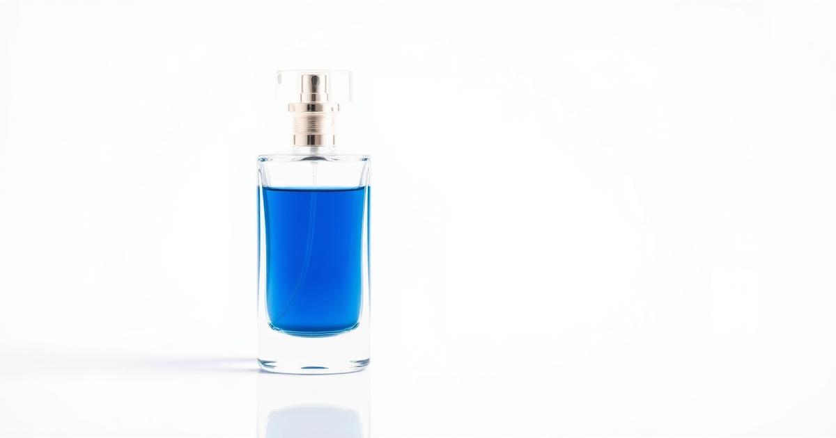 قارورة عطر زجاجية بسائل أزرق على خلفية بيضاء نقية بإضاءة استوديو ناعمة